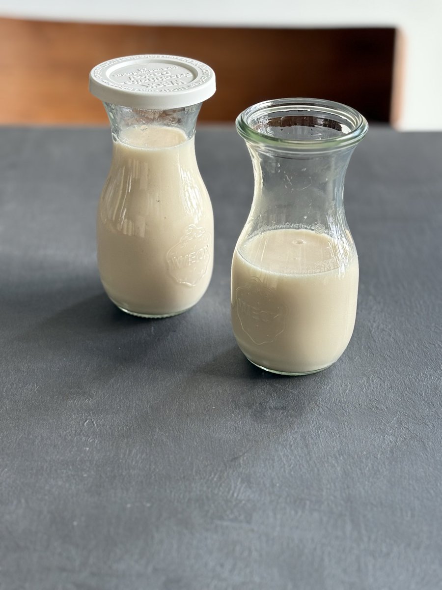 Haccotogo's tweet photo. 甘酒はブレンダーをかけると、とても飲みやすいドリンクになります。
米粒感が苦手な方も、これならサラッとした口当たりになるので再トライできるかも知れません✨

酒粕100g
水400ml

煮込んで酒粕を溶かして火からおろして粗熱を取ってからブレンダーにかけるだけ。
お試しください🤲

#酒粕レシピ #FARM8
