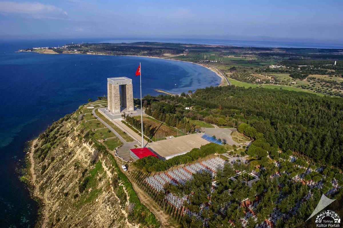 mustafakosemus's tweet photo. Çanakkale: Bir Devrin Battığı ve Bir Milletin Doğduğu Yer
Çanakkale Muharebeleri, stratejik bir boğaz savunmasının ötesinde; imkânsızlıklar içindeki bir milletin, dünyanın en güçlü donanmalarına karşı yazdığı bir irade destanıdır. 18 Mart 1915’te denizde kazanılan o büyük zafer, bazılarının iddialarının aksine bir matem günü değil, bir onur ve gurur günüdür. Yarbay Mustafa Kemal’in askerî dehasıyla kara savaşlarında ete kemiğe bürünen bu ruh, Balkan bozgunu ile sarsılan milli özgüveni yeniden inşa etmiş ve Türk milletine Kurtuluş Savaşı’nın müjdecisi olacak bir lider ve sarsılmaz bir moral kazandırmıştır.

Bu savaşın asıl kahramanları sadece cephede süngü takanlar değil; arkada bir ömür boyu "gelecek" diye boş tabak koyan anneler, saçını ve dişini mezarına vasiyet edecek kadar sadık yavuklular ve babasının elinden tutup bayram yerine gitmeyi 90 yıl boyunca bekleyen kundaktaki bebeklerdir. Çanakkale; dükkânında kuru fasulye bekleyen Halil Çavuş’un, evladını vatanına kurban adayan Adile Teyze’nin ve "yoldadır, gelir" denilerek bir ömür umutla bekletilen Karakaşlı Ömerlerin hikâyesidir. Onlar; madalyayı göğüslerindeki süngü yarası, maaşı ise vatanın bağımsızlığı sayan, liyakat ve vefayı en yüce değer bilen isimsiz devlerdir.

Bugün Çanakkale’yi anmak; sadece tarihsel bir başarıyı yâd etmek değil, o günkü temiz çamaşırlarını giyip "düğüne gider gibi" ölüme koşanların mirasına, yani bağımsızlığımıza sahip çıkmaktır. Her bir şehidin hikâyesi, bu vatanın tapusuna dökülen birer damla kandır. Bizlere düşen; bu mukaddes hatıraları unutmamak, unutturmamak ve "Ölmüşleri yaşatan, yaşayanların bellekleridir." sözünce, o aziz ruhları her daim kalbimizde canlı tutmaktır.

Aziz ve asil ruhları şad olsun.
#Kursak