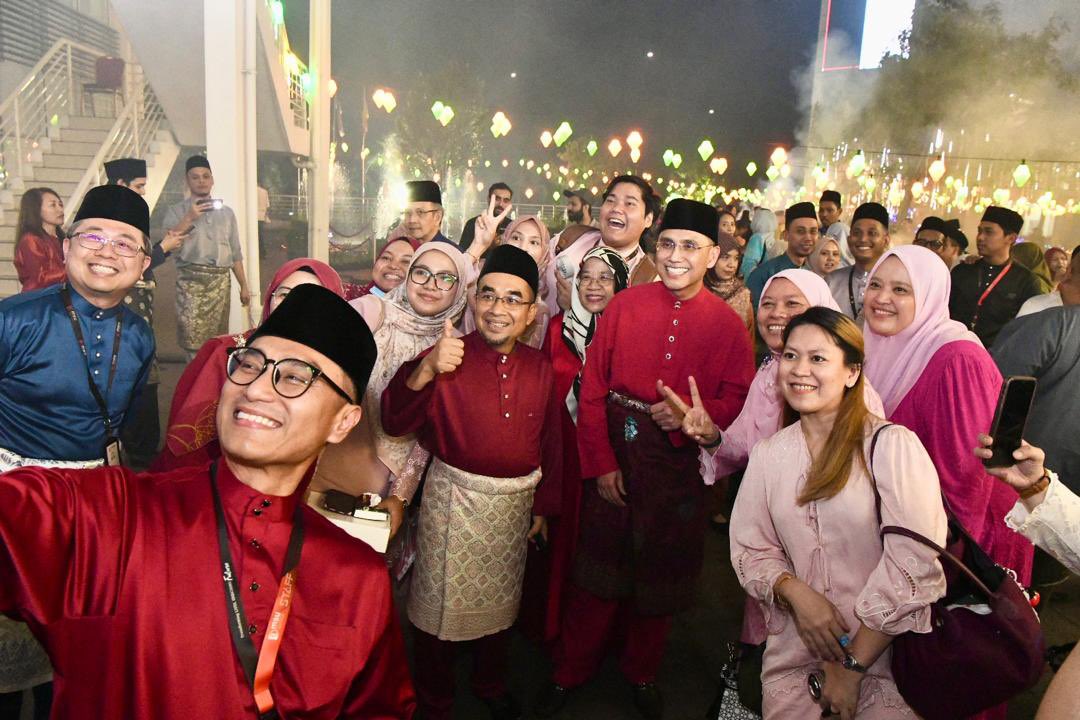 MohdShukriYajid's tweet image. A meaningful Iftar gathering with the @MSUmalaysia  family, joined by staff, families, and friends. As we approach the Syawal break, moments like these reflect our shared values of togetherness, gratitude, and unity. Delightful #RamadanVibes! #IhyaRamadan