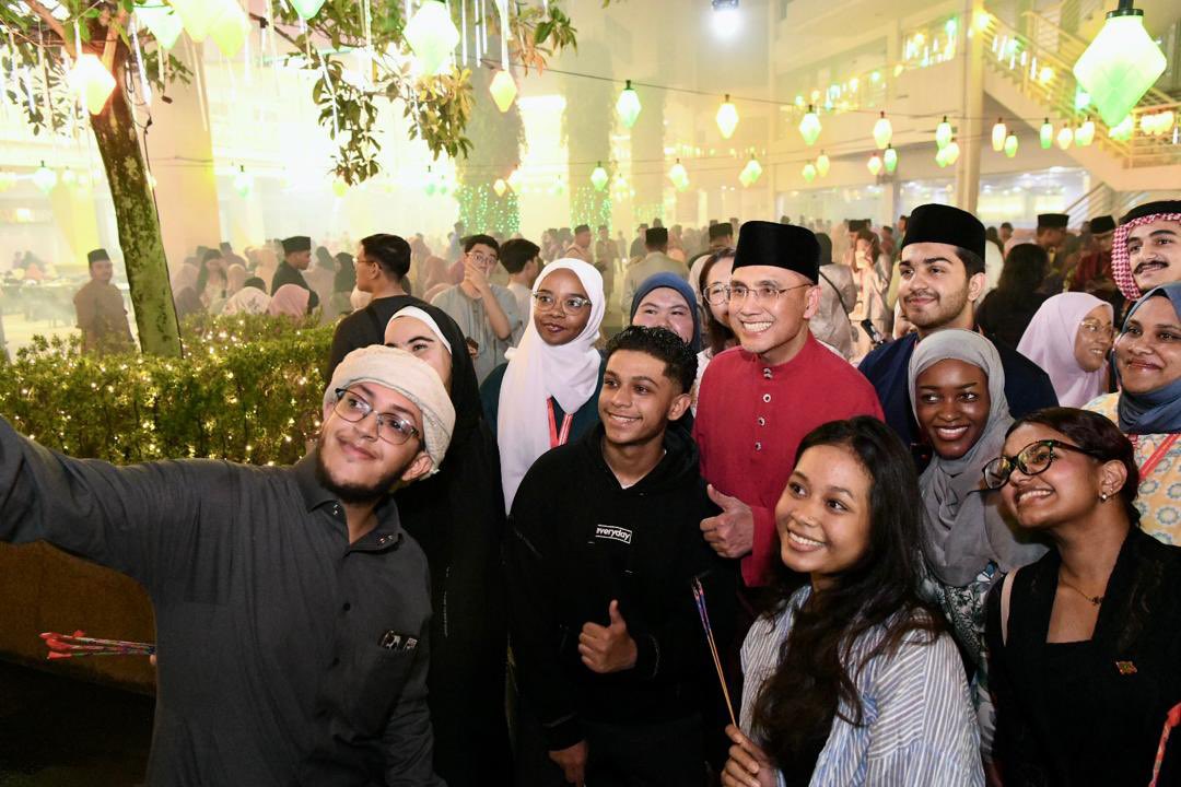 MohdShukriYajid's tweet image. A meaningful Iftar gathering with the @MSUmalaysia  family, joined by staff, families, and friends. As we approach the Syawal break, moments like these reflect our shared values of togetherness, gratitude, and unity. Delightful #RamadanVibes! #IhyaRamadan