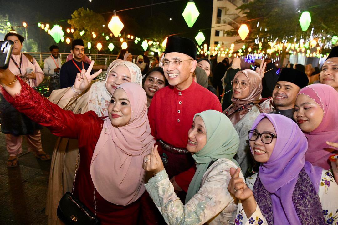 MohdShukriYajid's tweet image. A meaningful Iftar gathering with the @MSUmalaysia  family, joined by staff, families, and friends. As we approach the Syawal break, moments like these reflect our shared values of togetherness, gratitude, and unity. Delightful #RamadanVibes! #IhyaRamadan
