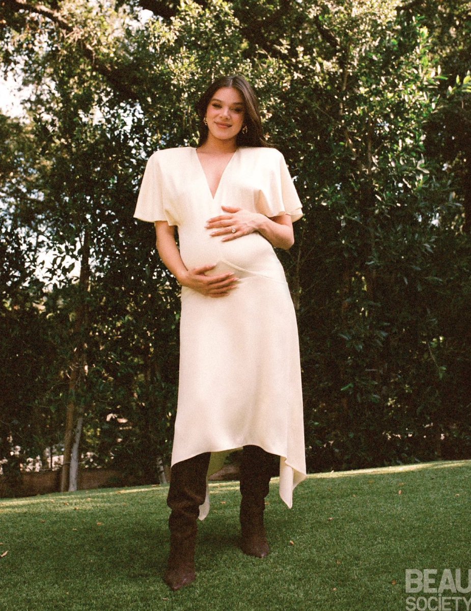 hailee steinfeld at her baby shower 😍