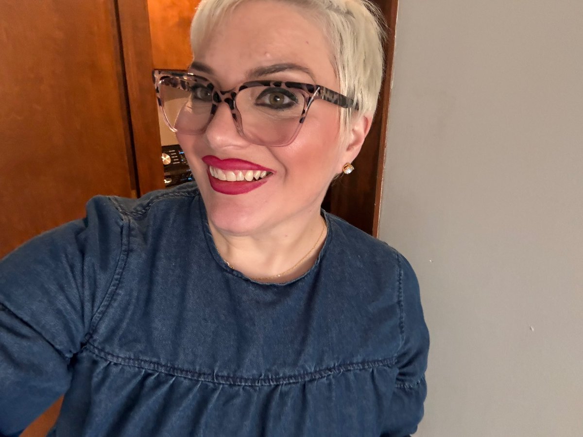 Postmodern Bombshell 💄👄 tweet media