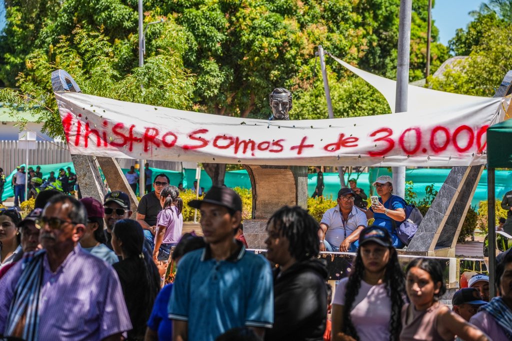 EscalaTvVichada's tweet photo. 📸 La resistencia de los carreñenses, fiel a su himno: “Adelante vichadense altivo”.

Tras una semana de protesta por el servicio de energía ⚡️, la comunidad logró ser escuchada y hoy se firmaron acuerdos en #PuertoCarreño #Vichada

@MinEnergiaCo @petrogustavo @PalmaEdwin https://t.co/XgnlDJyM7l