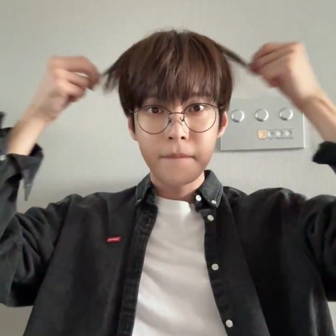 ~영통중~

🐰쟤혀나 나 머리할까
🍑갑자기 왜?
🐰안니 내가 사진첩 정리하다 예전 사진을 봤는데 그때 했던 파마 머리가 생각보다 괜찮더라고 
🍑형 파마한 적도 있었나? 언제지?
🐰그때 몇년전.. 아 그냥 사진 보내줄게 기둘
🍑ㅇㅇ