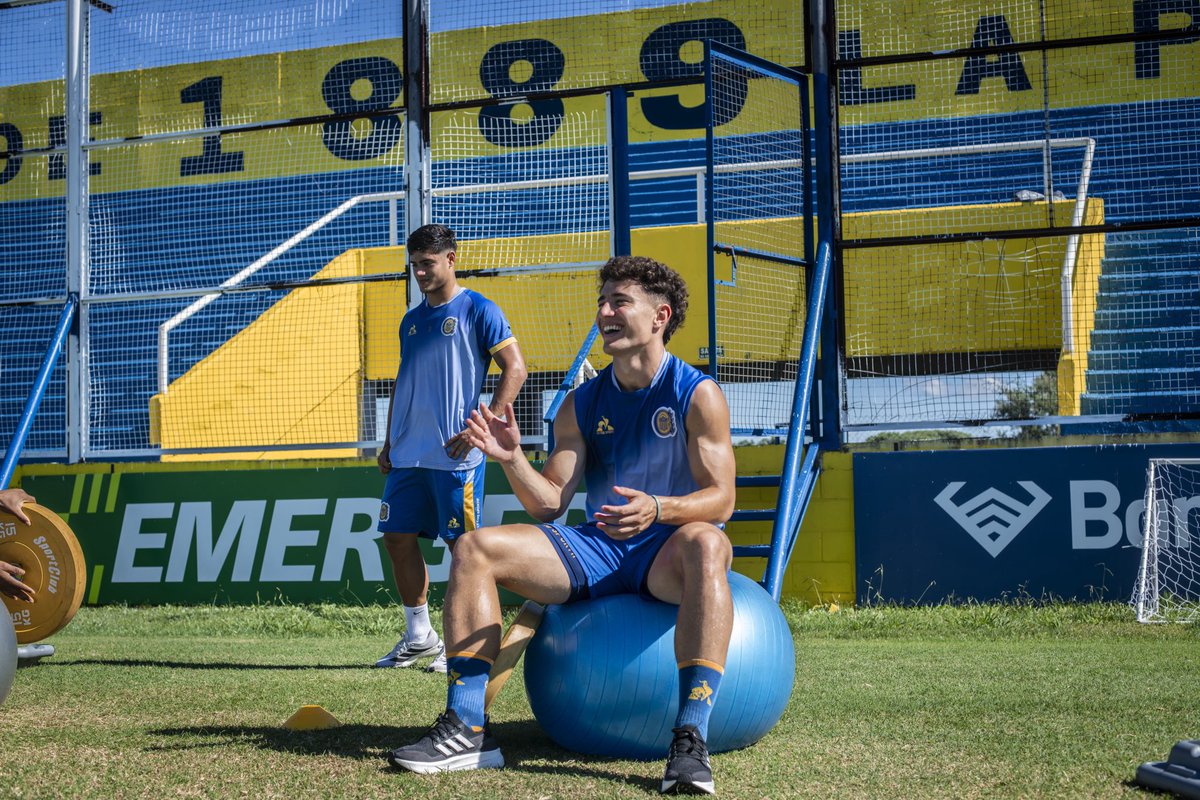 RosarioCentral's tweet photo. Martes en nuestro predio 😁

#VamosCanalla 💪🏼🇺🇦 https://t.co/9GnwBygwvO