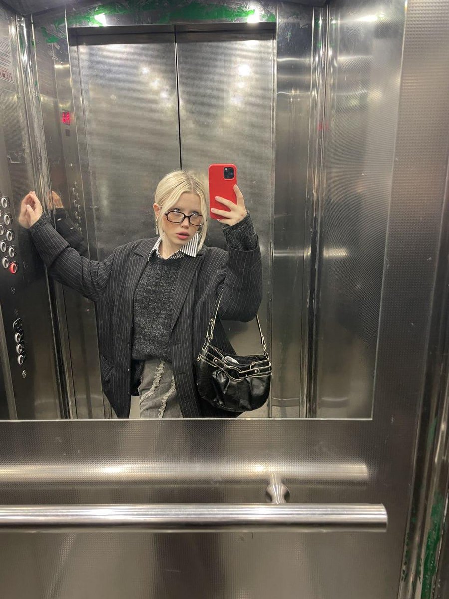 IamWoodsNaomi's tweet image. Elevator photo 🪞✨ couldn’t resist that mirror moment. Do you like these random shots too?
#elevatorselfie #mirrorvibes #randomshot #citylife #selfiemood