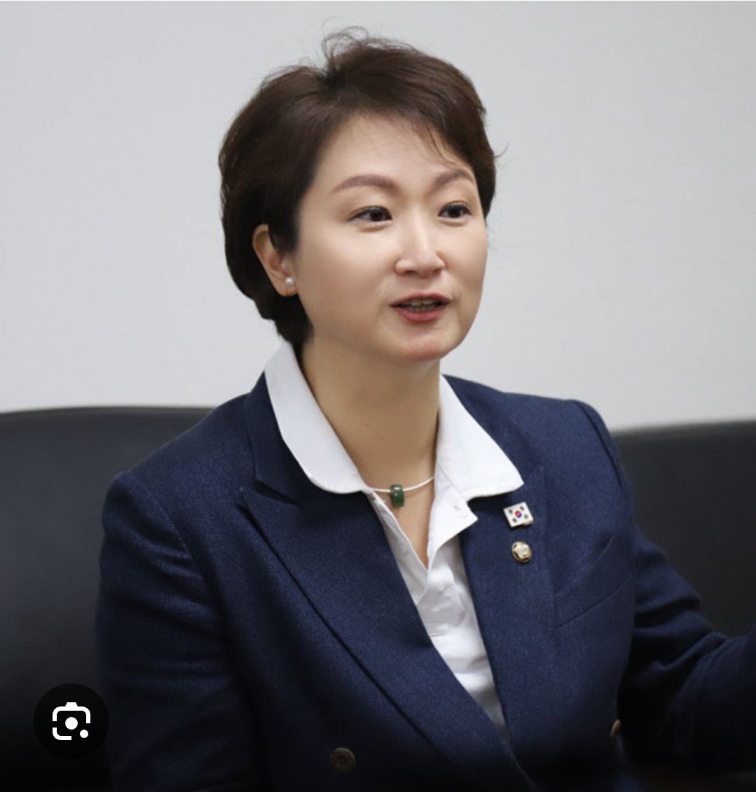 이승만이 애국자라고 칭송하며 리박스쿨에서 극우 학습을 시킨 이언주는 단 한마디 과거사과도 없었다.
그녀를 법사위원장 물망에 올린다는 것은  독재정권으로 회귀하는 길이며 보완수사권 폐지는 물 건너간다.
성과를 낸 김용민이 위원장이 되는 것이 가장 합리적이다.
연임하는 건 위법이 아니다.