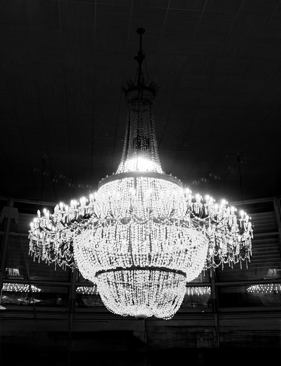 Alonein43672278's tweet image. #photography #blackandwhite #chandelier #lights