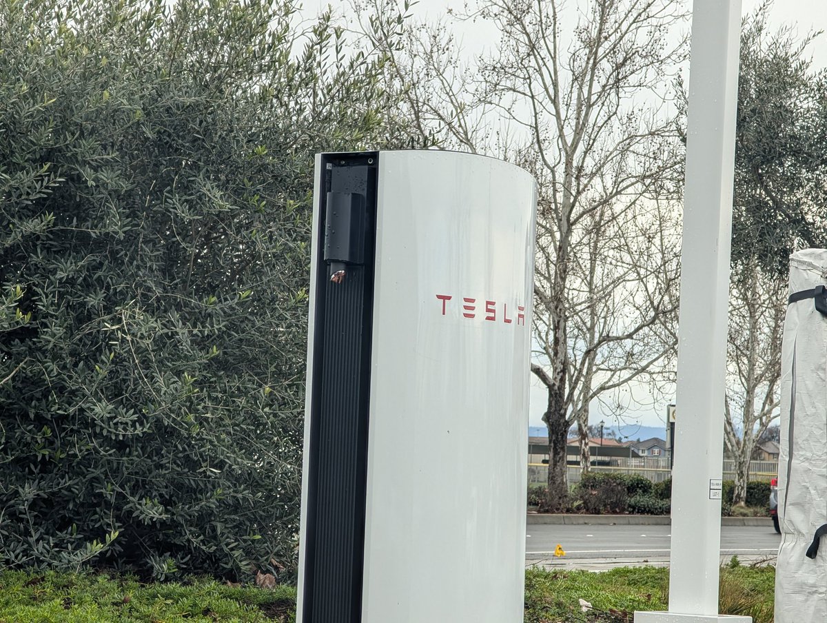 xucchini's tweet photo. @TeslaTim2 @MarcoRPi1 @teslanorcalreno @TeslaOwnersNBay @TeslaOwnersEBay @SjvTesla @TonyQuickBandit @dkrasniy Still not in service and looks like some cables were vandalized https://t.co/Ills1lojwg