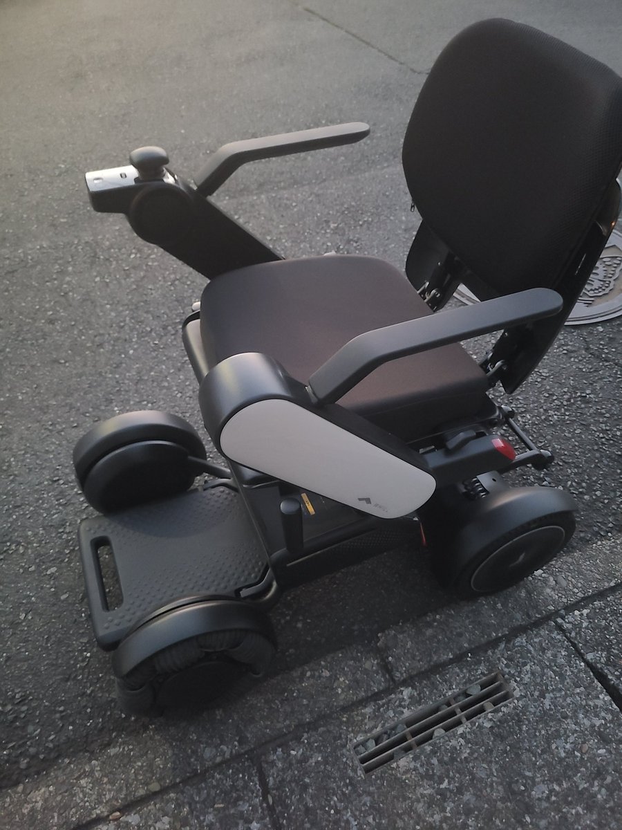 yoshi44800h's tweet photo. 電動車椅子レンタルで借りました♿
安定感よく乗り心地最高です👍 https://t.co/3pCYfZaRkM
