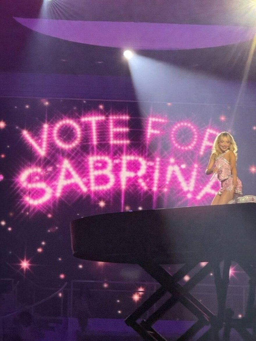 Carpenters, it's power hour!
<a href="/TeamSabrina/">Team Sabrina 🐾</a> ​#iHeartAwards