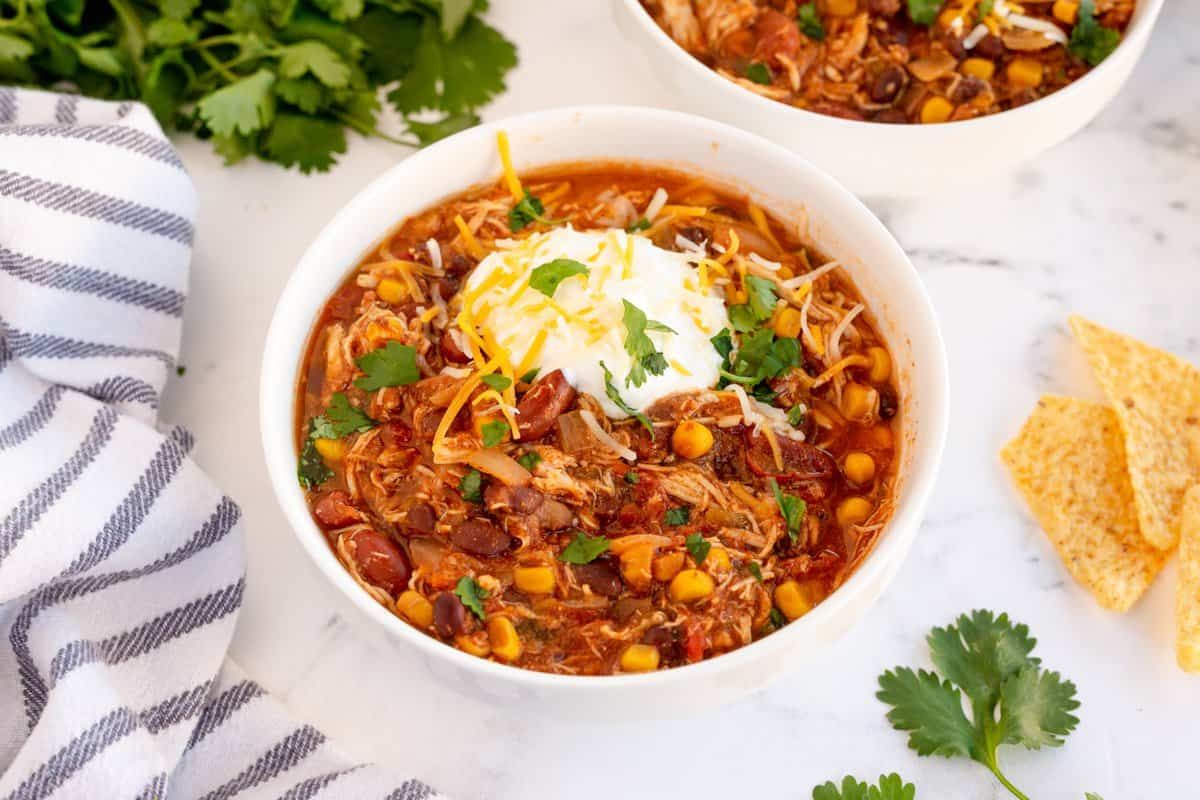 kyleecooks's tweet image. Cooked low and slow, this EASY Crockpot Chicken Chili cooks all day. Come home to the smell of deliciousness. Simple ingredients you probably already have, this is a family winner! #crockpot #slowcooker #chili #chicken #kyleecooks kyleecooks.com/crockpot-chick… kyleecooks.com/crockpot-chick…