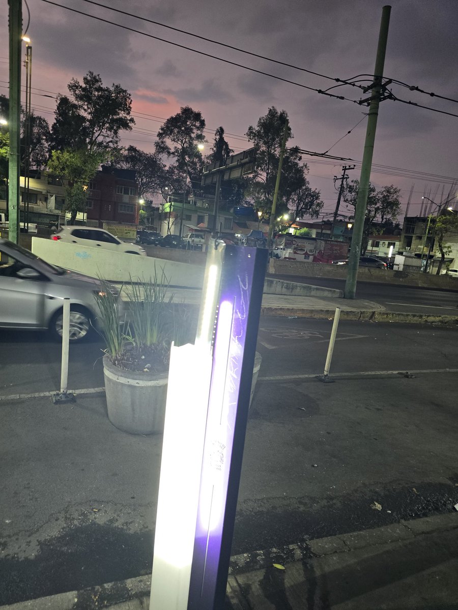 Nos cansamos de reportar este puesto de quesadillas en la esquina de tezontle y cordilleras y sucedió. Rompieron la luminaria que acababan de poner. Todo por recargar su lona ahi. <a href="/UCS_GCDMX/">Unidad de Contacto del Secretario SSC CDMX</a> <a href="/IztacalcoAl/">Alcaldía Iztacalco</a> <a href="/LourdesPaz24/">Lourdes Paz</a> nos ayudan a reubicarlos y reparar la luminaria por favor?