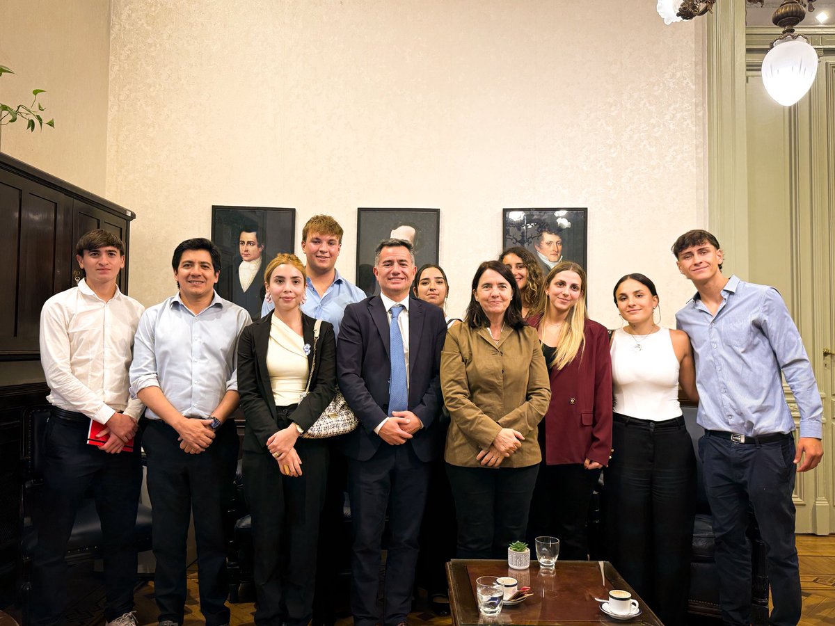 carmenAlvarezR's tweet photo. Junto con @BornoroniG y @GonzaRocaCBA nos reunimos con jóvenes cordobeses para hablar sobre el futuro de Córdoba y la actualidad de nuestro país. https://t.co/J3Qndc75rL