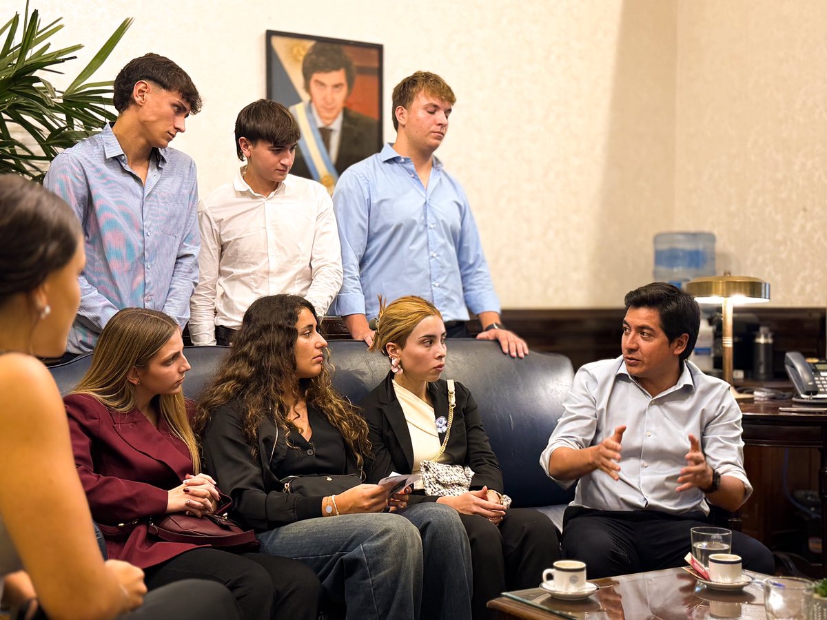carmenAlvarezR's tweet photo. Junto con @BornoroniG y @GonzaRocaCBA nos reunimos con jóvenes cordobeses para hablar sobre el futuro de Córdoba y la actualidad de nuestro país. https://t.co/J3Qndc75rL