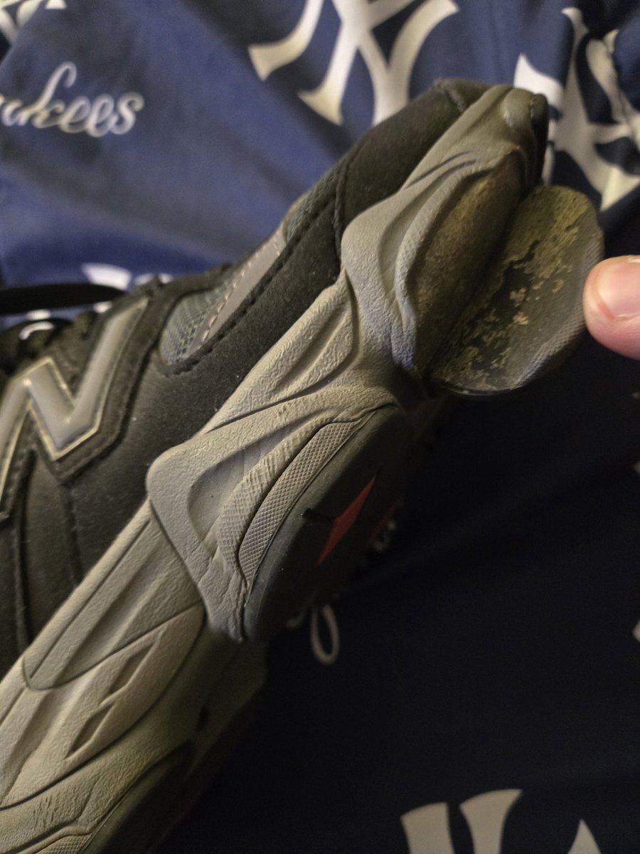 gmo77's tweet photo. @newbalance 

This pair of NB 9060 kids size is falling apart 

Can it be replaced?
What is the warranty ? https://t.co/DDme03A1I0
