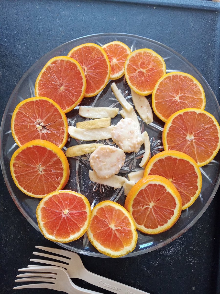 SelfLoveCenter's tweet photo. Oranges and guava 🍀🌎🌿🧡 https://t.co/tjvIPTt0IU