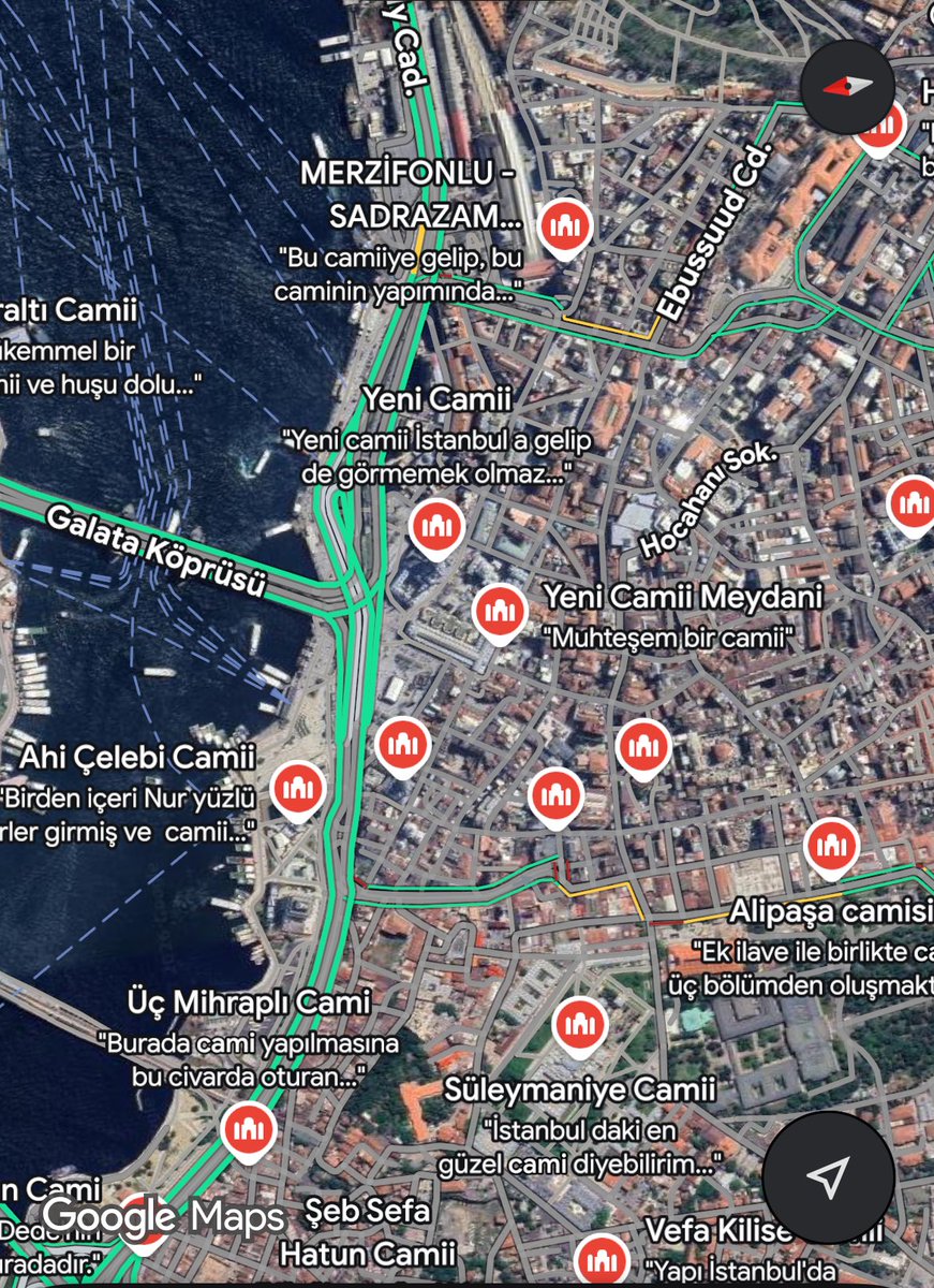 YSSelvi's tweet photo. İstanbul’un en kalabalık 4 sahili (Kadıköy, Üsküdar, Beşiktaş, Eminönü)  ve bu sahildeki camileri göstermek istedim.

Kadıköy’e bir değil iki cami gerekli. Mevcut camilerinin kapasitesi yeterli değil. Vakit namazlarında cami dolmuyor ama insanlar cuma namazında yollara taşıyorlar. 
Ve gerçekten gerek şadırvanı gerek wc açısından böyle kalabalık durumlarda diğer camiler çok yetersiz kalıyor. 

Nereye nasıl yapılır bilmem ama Kadıköy sahil hattına çok büyük olmayan, şehrin dokusuna uygun iki cami gerekli. 

E artık camiler yapılırken otoparkı da oluyor altında. İstanbul gibi otopark sorunu hat safhada bir şehirde buna da çözüm olunur. 

Böyle camiler diğer yandan esnafa da yarar sağlar. Bir yönüyle cami turizmi bölgeyi daha canlı hale getirir. 

Yeni camilerin içinde etkinlik alanları, sergi alanları, kütüphaneler vs. bulunuyor. Vatandaşların istifade edebileceği alanlar çoğalmış oluyor. 

Pek çok açıdan makul bir seçenek. 

En çok ifade edilen “Kadıköy’ün camiye ihtiyacı yok” söylemi düşünülmeden verilen bir tepki.