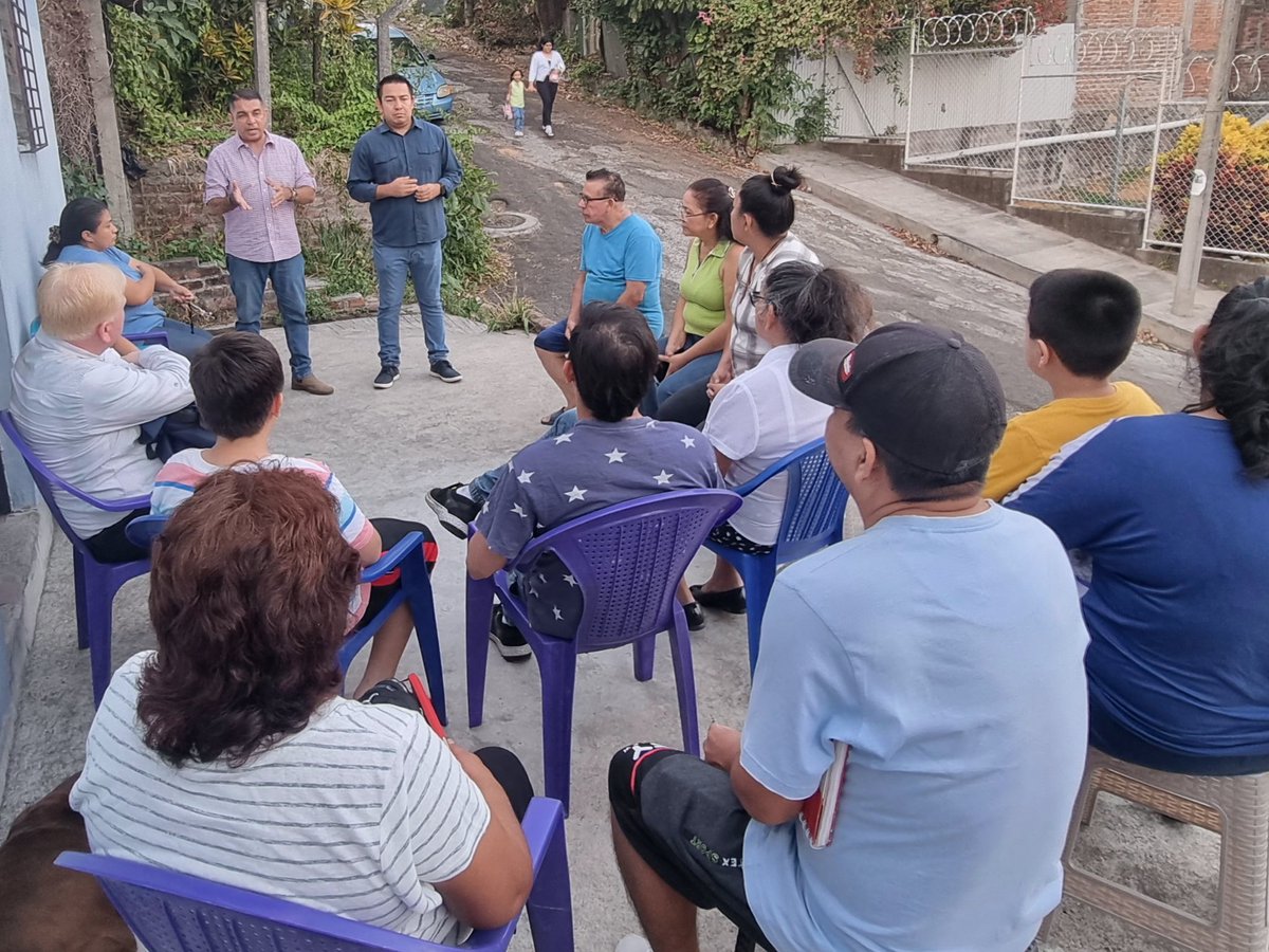 Alejandr0Nochez's tweet photo. 📍 #Cuscatancingo, #SanSalvadorCentro.

Que importante es mantenernos cerca de la población, al visitar a los habitantes del Pasaje Santa Isabel, en la Colonia El Rosario, tuve la oportunidad de conocer de primera mano las siguientes problemáticas:

📌 Calle en mal estado y

📌 Lámparas quemadas.

Como Concejal, reafirmo mi compromiso de acompañar y gestionar soluciones a dichas situaciones, porque trabajar por la gente no es un discurso, es una responsabilidad.

TU BIENESTAR ES MI PRIORIDAD. 

Alejandro Nóchez 
"Cerca de la Gente".