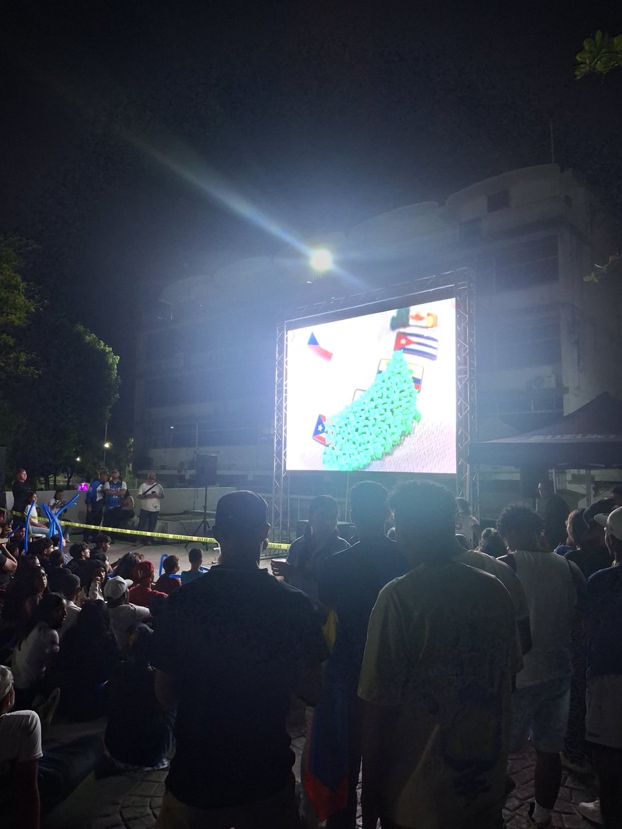 keiderbernal241's tweet photo. Desde la Plaza 24 de julio, Guatire. ¡Pantalla gigante en apoyo a nuestro equipo!  #BEISBOLxTELEVEN https://t.co/mWe8nI2tx2