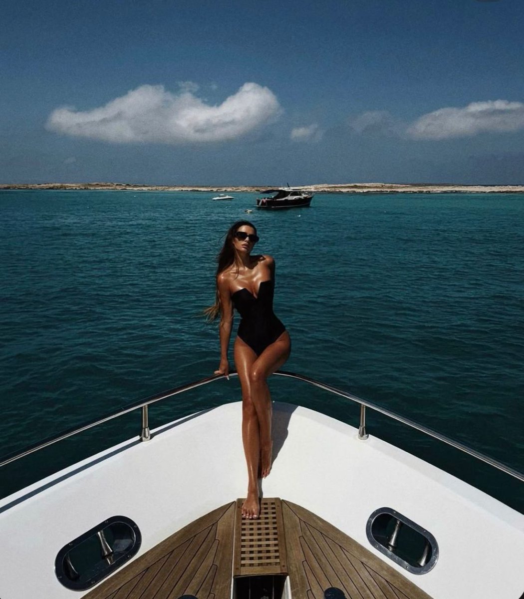 refinedluxury's tweet photo. Making waves and chasing the sun. Life is too short for anything less than extraordinary. Always aim for the horizon and never look back. The ocean is calling, and success is the only destination. 🌊🛥️✨

#YachtLife #SummerVibes #LuxuryTravel https://t.co/2YkgnTbKJV