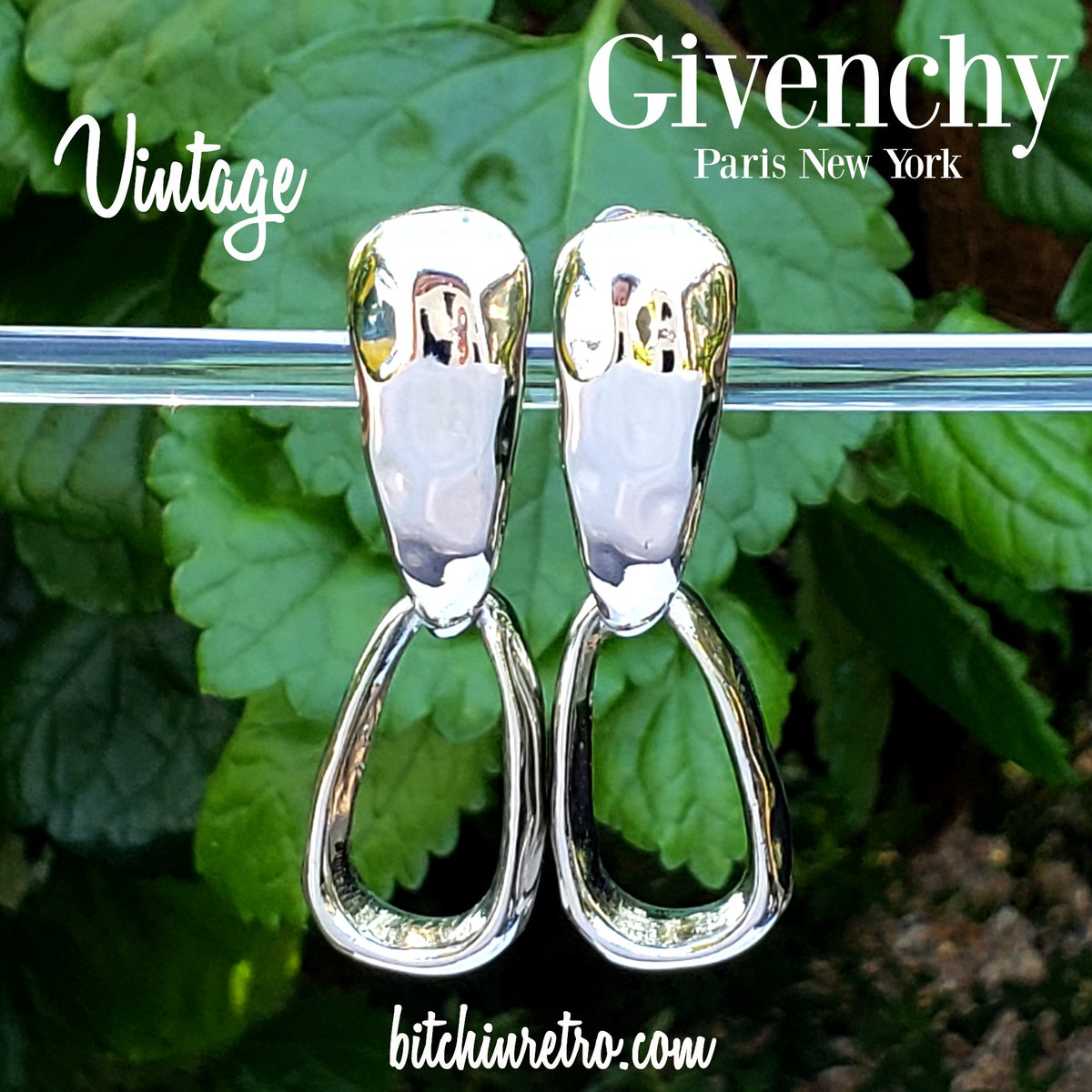 RetroCEO's tweet image. #Vintage #Givenchy articulated #earrings with #couture #style. Love the rounded triangular shapes with a softly hammered finish, and the unique placement of the elements, almost echoing an asymmetrical #hoop earring.

#hoops #vintagejewelry #vintagestyle

bitchinretro.com/products/given…