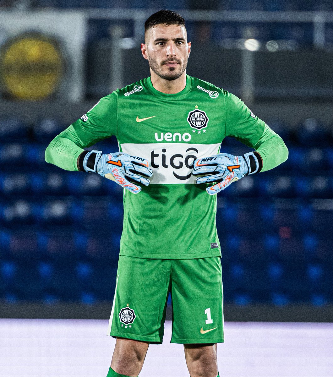 HinchaFranjeado's tweet photo. Por lejos, el mejor arquero del fútbol paraguayo, y ahora el mejor arquero paraguayo, Gastón Olveira. 🇵🇾🧤 https://t.co/PhGq7xmpLB