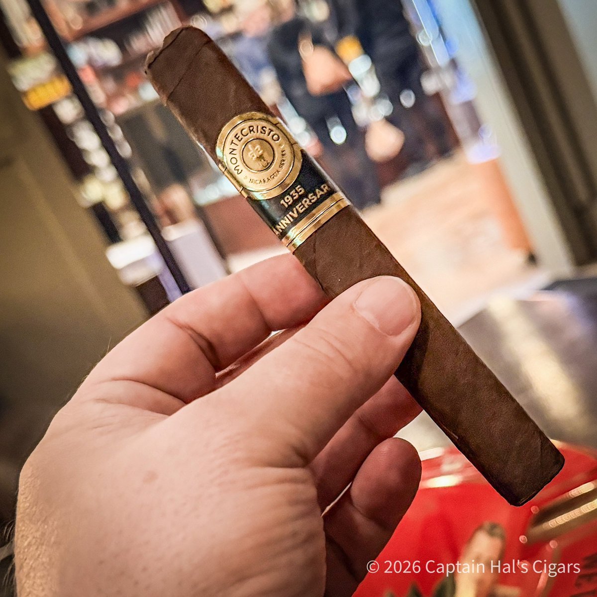CaptainHal47's tweet photo. Today’s humidor pick: Montecristo 1935 Anniversary Nicaragua. A total medium-to-full masterpiece. The Nicaraguan wrapper is top-notch. Solid notes of dark chocolate, coffee, and earth. Bold, balanced, and never misses.
#Montecristo #CigarLife #1935Anniversary https://t.co/bhID9dBNq2