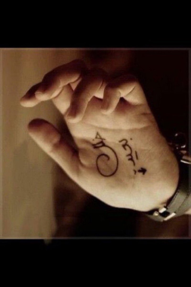 🌸🕊خلك بعيد 🌸🕊

جيتها وكلي ينابيع تدفقت بحبها .. ابي قربها وشعورها واحساسها اللاشعور …
ابي شوفها ولمس يدينها ولمحت عيونها.
تمتمت وقالك خلك بعيد يكفي حبنا تلك الحدود.. وشوفتك من تلك المكان البعيد.
جففت ينابيع الغلا بعروق قلبي ورحلت الى ماقبل الحدود..
وهي تقول خلك بعيد
#بقلمي