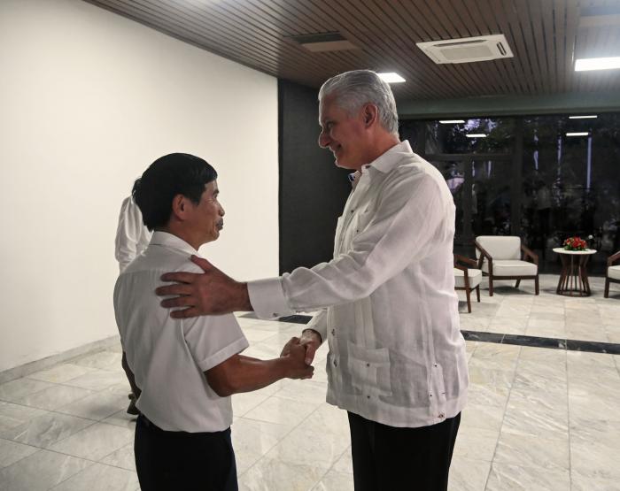 🇨🇺🇻🇳🌾El Primer Secretario del Comité Central del Partido, <a href="/DiazCanelB/">Miguel Díaz-Canel Bermúdez</a>,  recibió al compañero Nguyen Van Quang, presidente de la empresa Agri-VMA, que desarrolla en Los Palacios, Pinar del Río, el cultivo del arroz en tres modalidades de gestión.
🔗 acortar.link/P23mDw