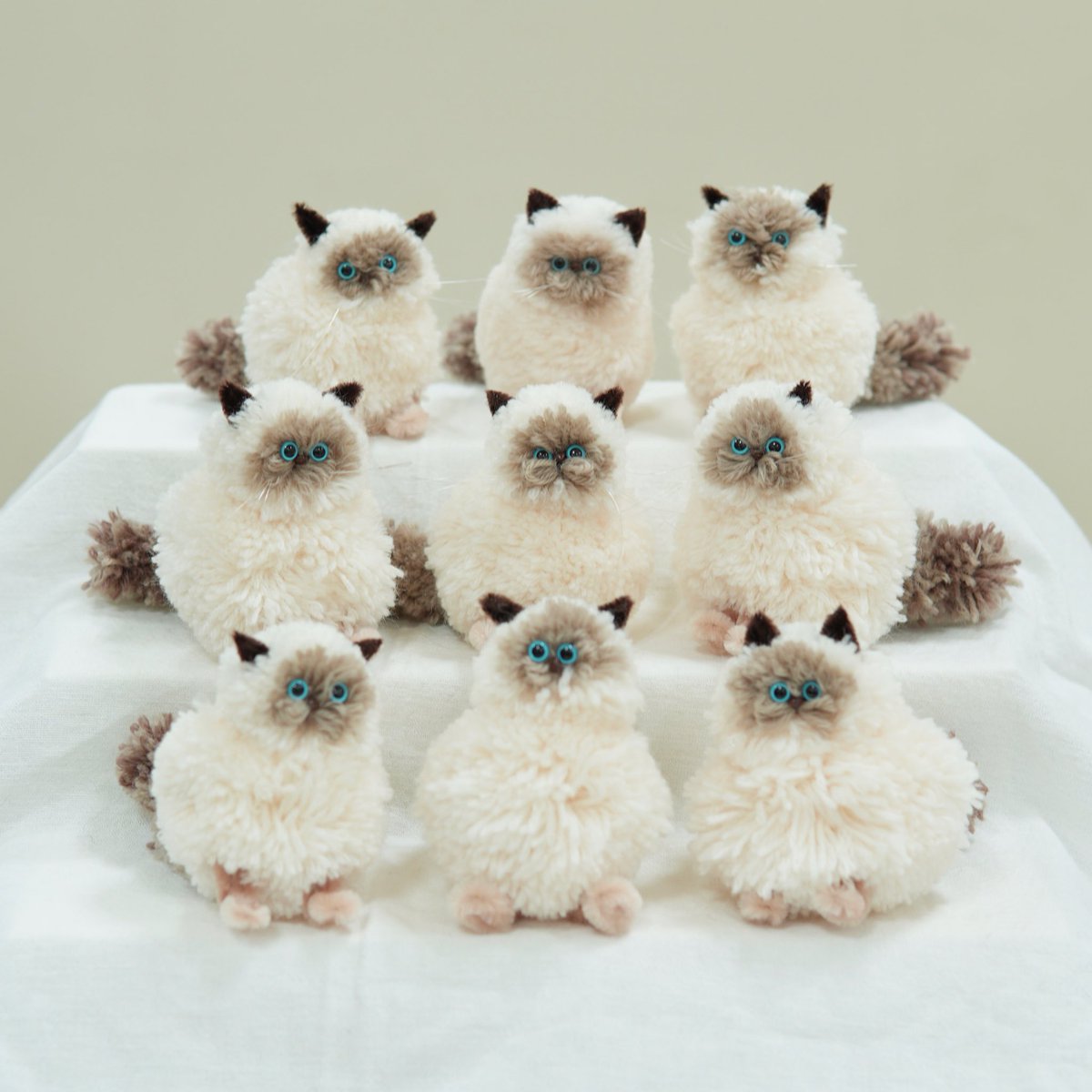 仙台藤崎「手芸マルシェ」での二日間のワークショップ、終了しました。
お越しくださった皆さまありがとうございました。
それぞれの手から生まれた表情ゆたかな猫たちは、みんな違ってみんなそれぞれに愛らしさたっぷり。
ぜひお家では肩の力を抜いて、別猫作りも楽しんでいただけたらうれしいです🐈