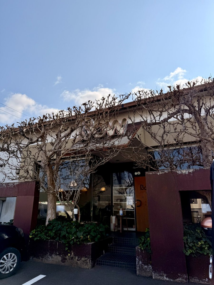sweetstringstak's tweet photo. 【いつもの練習会場・仏生山公園近くにあるお店】
☕️COFFEE Bow
常連さんがくつろぐお店で濃いめのブレンドとからしマヨネーズが効いたサンドイッチモーニング。屋根の高さに切り揃えられた木の向こうには、葉が落ちた季節だけ見えるネオン看板。 https://t.co/7Em6GdQMPW