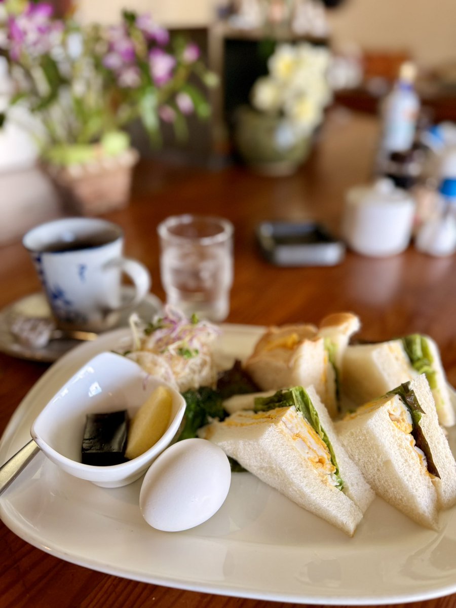 sweetstringstak's tweet photo. 【いつもの練習会場・仏生山公園近くにあるお店】
☕️COFFEE Bow
常連さんがくつろぐお店で濃いめのブレンドとからしマヨネーズが効いたサンドイッチモーニング。屋根の高さに切り揃えられた木の向こうには、葉が落ちた季節だけ見えるネオン看板。 https://t.co/7Em6GdQMPW