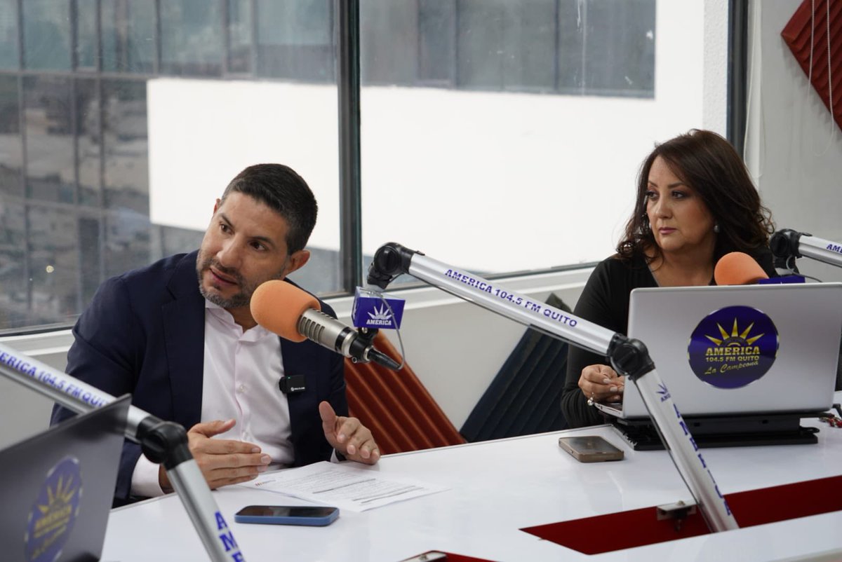 #Quito | El Director General del #ECU911, <a href="/JCPaladines/">Juan Carlos Paladines</a> dialogó con <a href="/radioamericaof_/">Radio América Oficial</a> <a href="/EcuadorTV/">EcuadorTV</a> y <a href="/MetroEcuador/">Metro Ecuador</a> para  informar sobre el funcionamiento del 💜#BotónVioletaECU911 herramienta tecnológica gratuita para generar alertas de violencia contra la mujer.

Juan Carlos