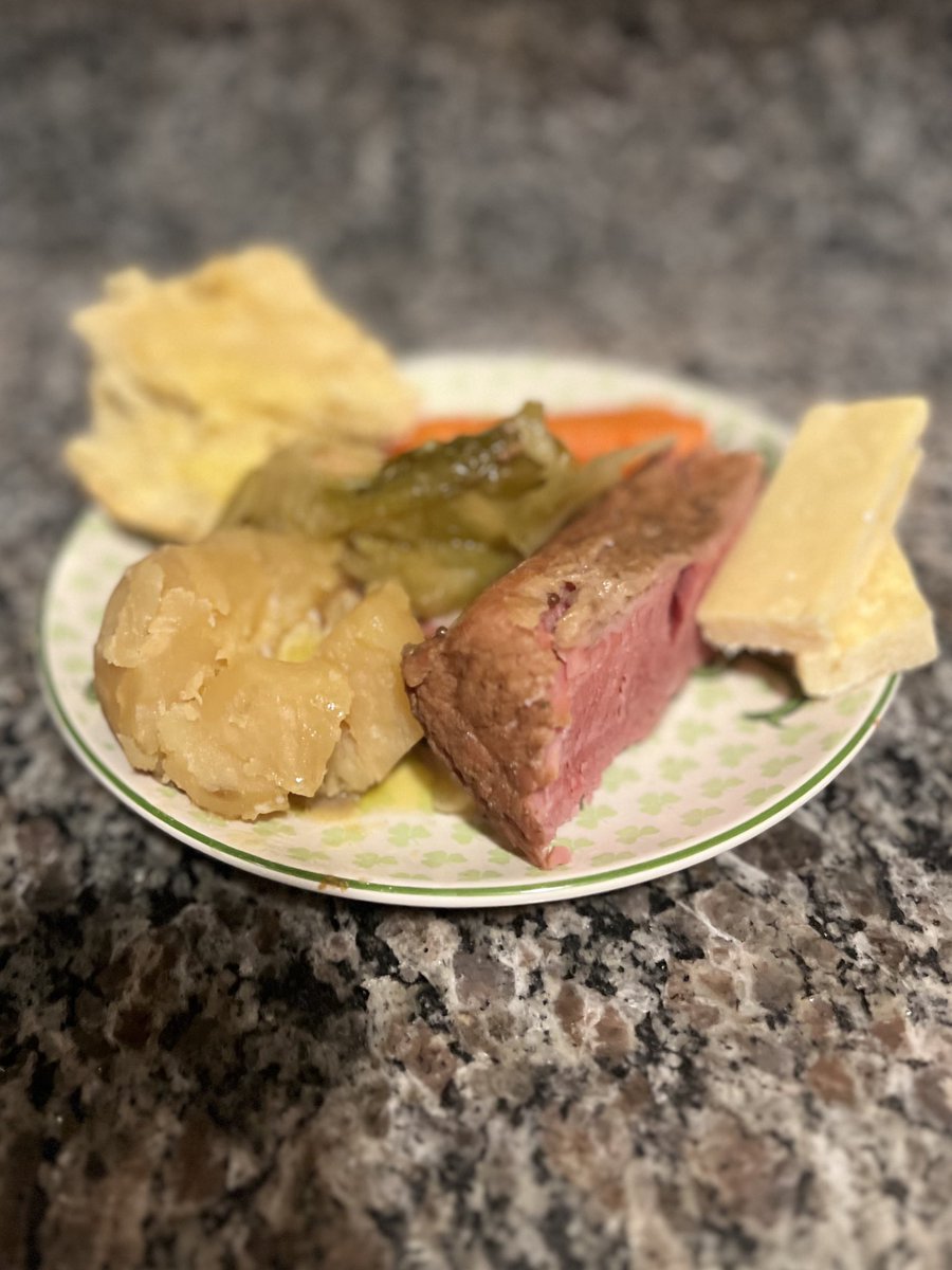 Katie_Classique's tweet image. Traditional #SaintPatricksDay meal + Fair Haven 💚☘️🖖🏻