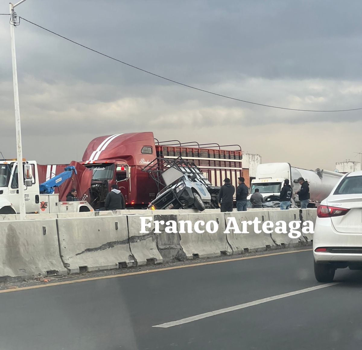 arteaga_franco's tweet photo. #Puebla
#ULTIMAHORA
Aparatosa #carambola entre varios vehículos en #Periférico Ecológico a la altura de la Av #11Sur
En el lugar ya se encuentran #autoridades atendiendo el percance para retirar las #unidades con ayuda de las #grúas https://t.co/x1G5cmP3ji