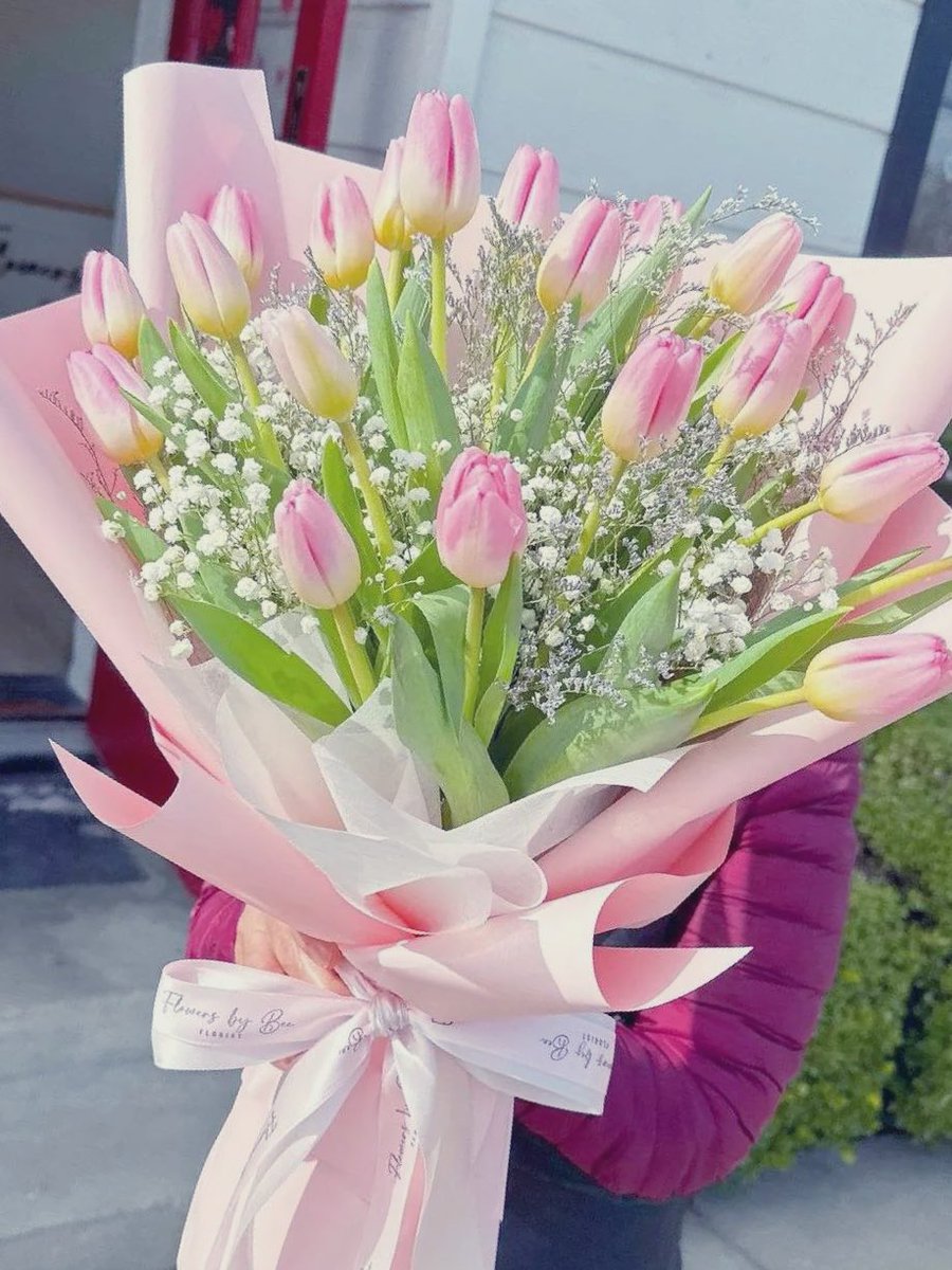 Asian_Amanda's tweet photo. the gym fit be manifesting spring tulips 💪🏽 https://t.co/OVuAv8HTJj