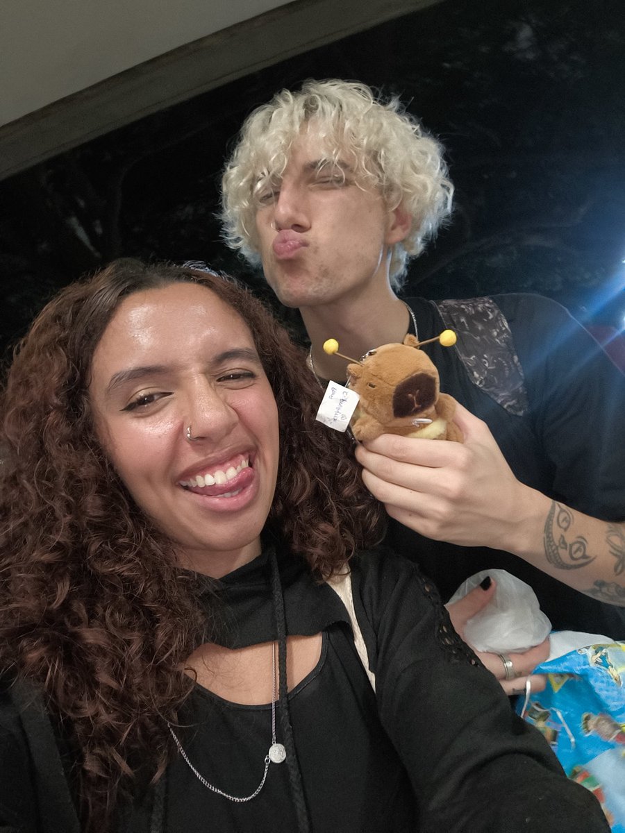 jubs_jubao's tweet photo. dia do fã e só tenho a agradecer ao satoru bento aí. Admiro sua arte e garra, mas admiro ainda mais a pessoa q tu é. De rimas absurdas a áudios doidos existe muito do que vc faz q me alegra e me salva mais q cê imagina. As pessoas ainda vão saber reconhecer a jóia q cê é, amo tu! https://t.co/5KlFPMhUn4