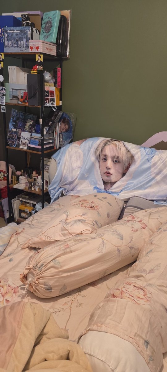 oh jiwoong is gonna be reading my bedtime ao3 over my shoulders