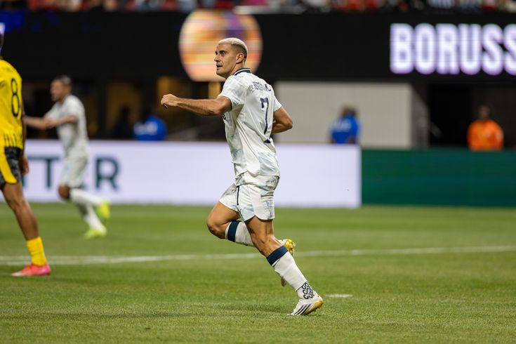 El puñetas del Tato decidió cambiar a SERGIO RAMOS por un cabrón que era LATERAL en pachuca, a Berterame por un cabrón que solo anotaba de penal y por Deossa nunca hubo remplazo.
Los mejores del mundial y los dejó ir a la primera oportunidad.