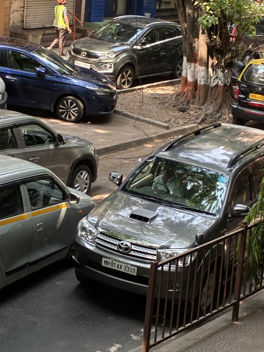 MoneKetan's tweet photo. @MTPHereToHelp MH 01 AX 3333 entered in one way - please do the needful. 
Address : Hindu Colony Lane 1, D V Pradhan Road, Dadar East, Mumbai 400014 https://t.co/RbEtgZPYvz