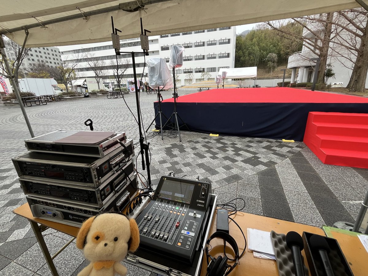 info_p1c's tweet photo. こんにちは🐾
今日は大学の卒業祝賀祭に
来ているよ🌸
雨止むといいな🌈
＃音響
＃屋外
＃ダンス
＃���きい袋の包容力半端ない
#卓周りもそろそろブルシいるかも https://t.co/6upldt13Jd