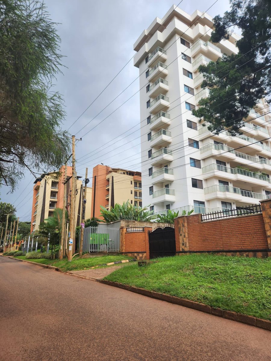 lulanzeashirafu's tweet image. What is your vision for Kampala's future? New, polished apartments are rapidly emerging, indicating a bright future for the city's development. 

This is Malcolm X Road in Kololo. 

#visituganda 🇺🇬 #ExploreUganda 🇺🇬