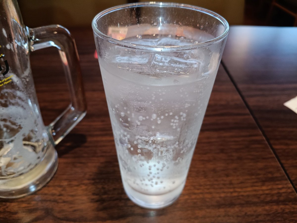 guribird's tweet photo. 【お得活動】春のバミ飲み感謝祭参加しました😊私好みの1000ベロを考えました。ビーフンが良い意味でファミレスぽくなく家庭的な味で😋
黒霧島の炭酸割、黒ッキリボールがを初めて飲んで焼酎の臭みなし甘みあり気に入りました
そしたらファミレスなのに黒霧島がボトルキープできるんですね😲知らなんだ https://t.co/zXKIszE3SQ