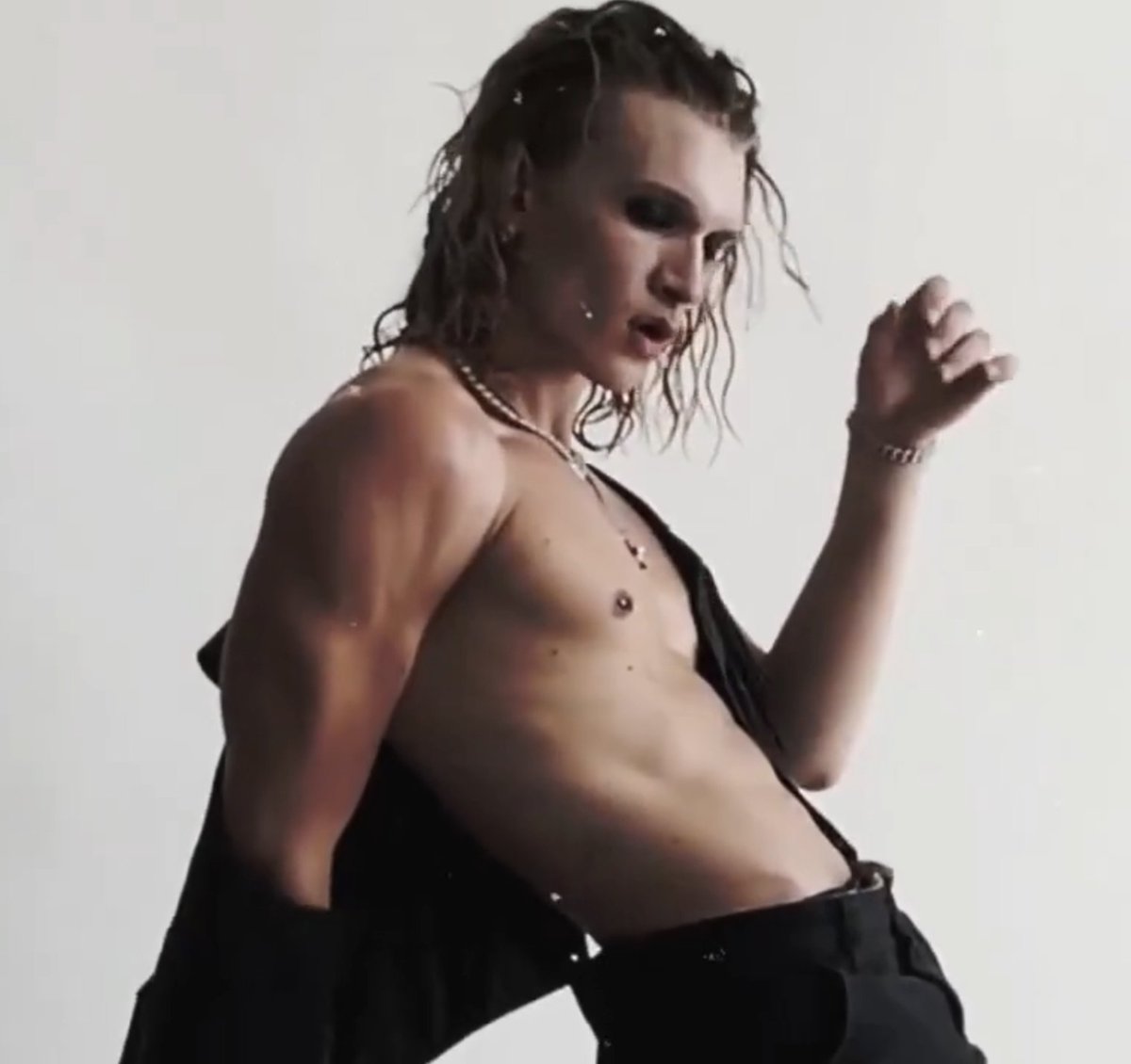 𝕍𝕖𝕣𝕒 tweet media