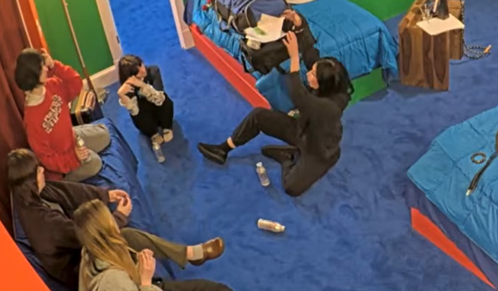J_InJapan's tweet photo. #fishtaco literally talking about orbs and scary shit. This may be the best girltalk yet. All the best conversations in bitchtank were by the guys, all the best fights were by the girls #fishtank #fishtankdotlive https://t.co/l5JV3hNqfJ