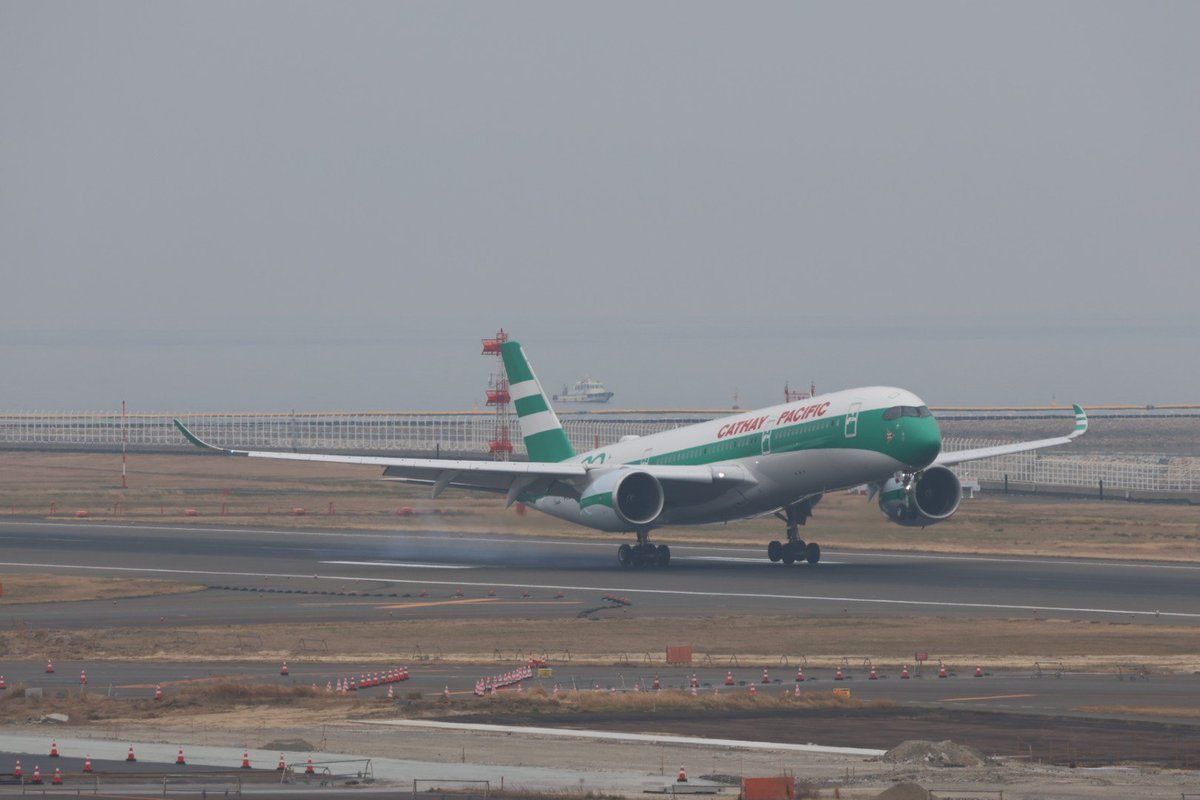 Albertkamera783's tweet image. ドリームリフターに続いてキャセイの復刻塗装来てます

B747-400LCF N249BA
A350-900　B-LRJ
#中部国際空港
#セントレア