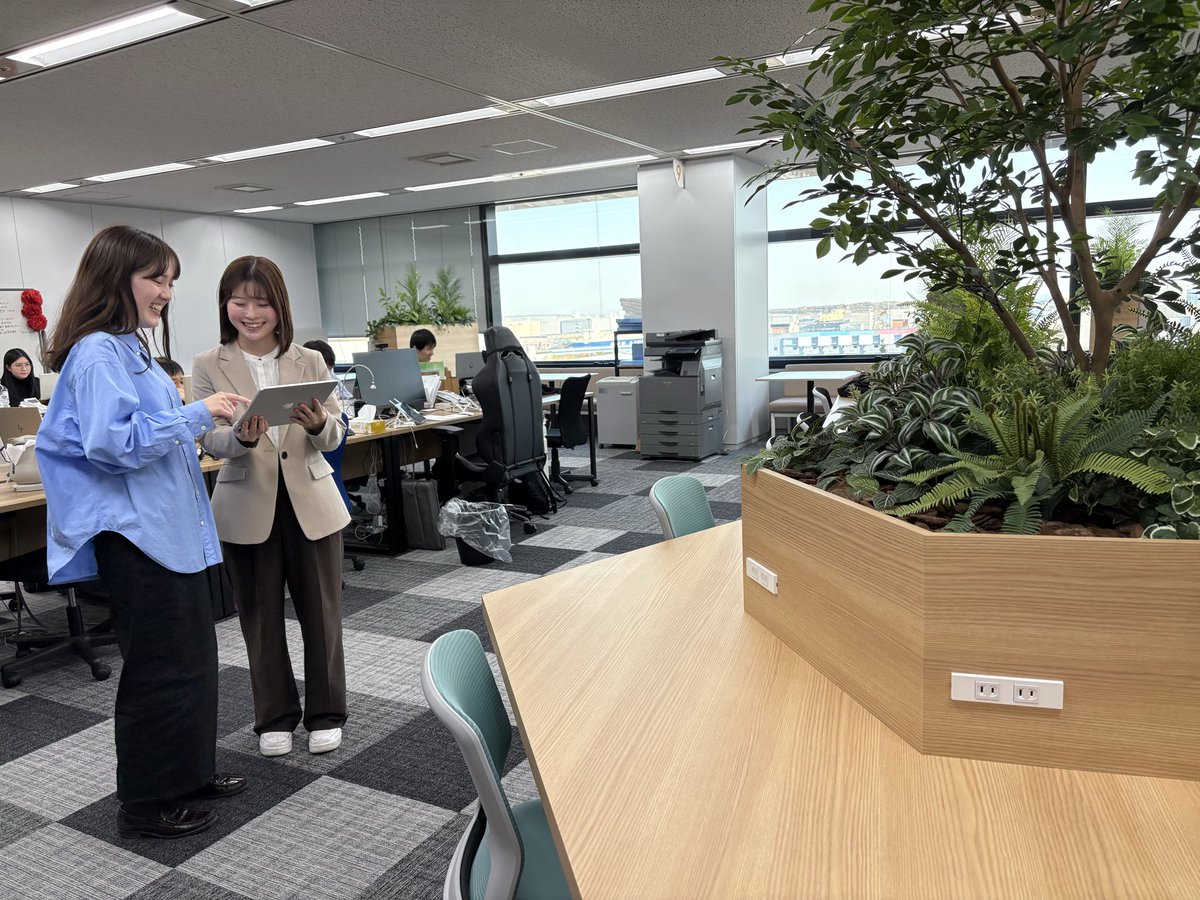 emisympho's tweet photo. 先日カメラマンさんに来ていただいて、宣材写真の撮影がありました😊
カメラマンさんの後ろから撮影の練習💪 https://t.co/KRiyrhzpDn