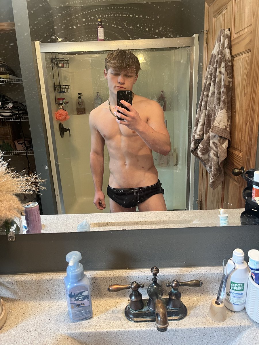 SammyIsHung's tweet photo. Quick picture before my shower😁 https://t.co/wp7JMnn9Yb https://t.co/EQPq68o4ey